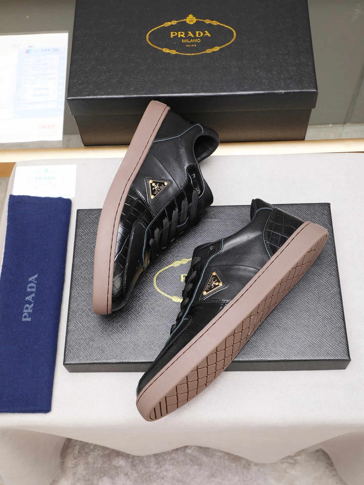 Men's shoes💰420💰 Brand: PRADA (Prada) Standard code: Men's code 38–44 (45 can be customized) Material: Original cowhide, breathable sheep lining Special outsole Style category: Men's fashionable casual sneakers Low-key luxury! Color: actual picture color